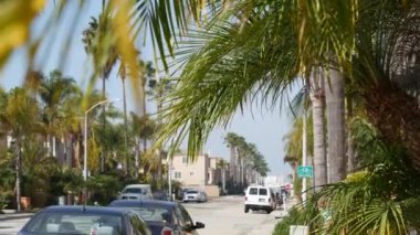 California 'nın banliyö sokağındaki evler. Genel binalar, Los Angeles yakınlarındaki yerleşim yerleri..