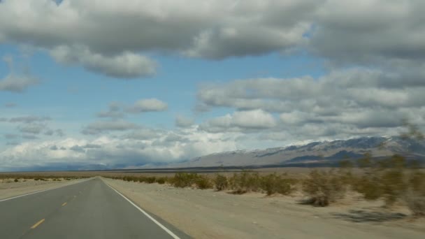 死の谷へのロードトリップ カリフォルニア州で自動車を運転 アメリカでのヒッチハイキング 高速道路 山や乾燥砂漠 乾燥した気候の荒野 車からの乗客のPov ネバダへの旅 — ストック動画