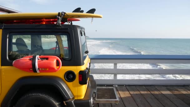 Yellow lifeguard car, ocean beach California USA. Rescue pick up truck, lifesavers vehicle. — Stock Video