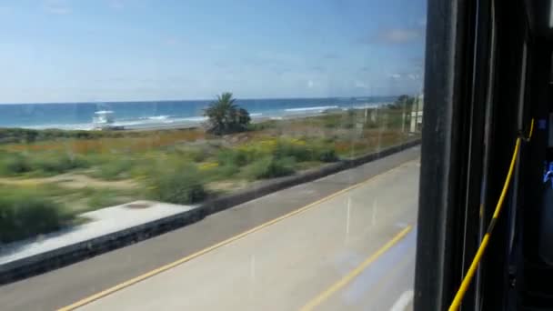 Jendela bus, jalan raya pantai pasifik, jalan tol 101, California USA. Perjalanan sepanjang musim panas laut atau laut. — Stok Video