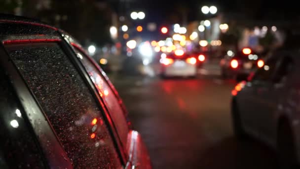 Akşam sokağına odaklı değil. Şehrin ışıkları, yağmurlu gecelerde arabalar. Yumuşak odaklı yol. ABD 'de Alacakaranlık. — Stok video