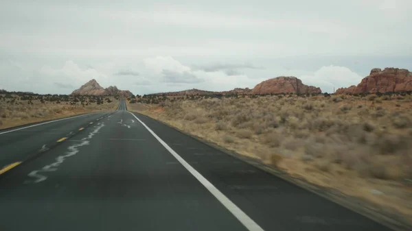 Road trip to Grand Canyon, Arizona USA, driving auto from Utah. Route 89. Hitchhiking traveling in America, local journey, wild west calm atmosphere of indian lands. Highway view thru car windshield — Stock Photo, Image