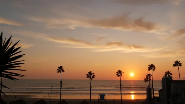 Palmeras y cielo al atardecer, estética de California. Los Ángeles vibraciones. Torre de vigilancia de salvavidas, choza de torre de vigilancia —  Fotos de Stock