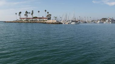 Tekne ya da yat gezisi, Oceanside Limanı, Kaliforniya 'da yaz tatili. Yelkenliden deniz pelerini.