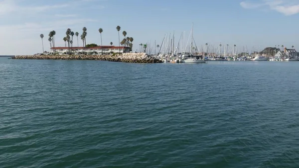 Boot of jacht zeilen, Oceanside haven, zomervakantie in Californië Verenigde Staten. Zeegezicht van zeilboot. — Stockfoto