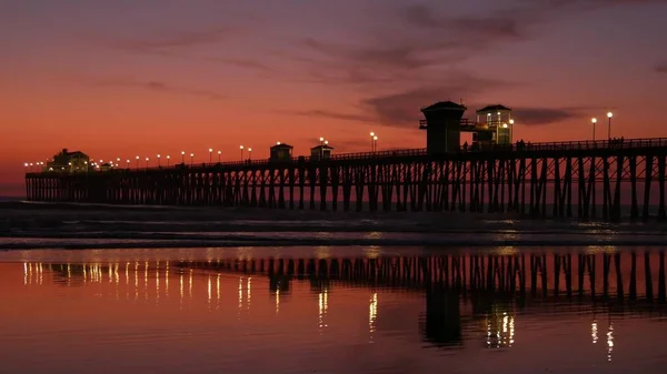 Pier σιλουέτα Oceanside Καλιφόρνια ΗΠΑ. Ωκεάνια τροπική παραλία. Θερινή ατμόσφαιρα gloaming. — Φωτογραφία Αρχείου