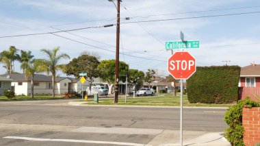 California 'nın banliyö sokağındaki evler. Genel binalar, Los Angeles yakınlarındaki yerleşim yerleri..