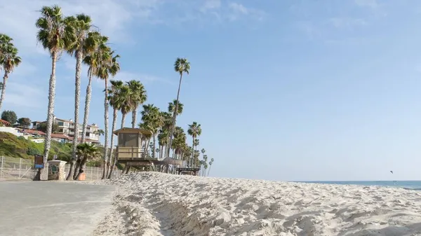 미국 캘리포니아의 해변, 백사장에 있는 야자나무들 입니다. 구명 탑, 감시탑 오 두 막. — 스톡 사진