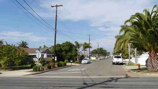 Casas en la calle suburbana, California USA. Edificios genéricos, distrito residencial cerca de Los Ángeles. — Foto de Stock