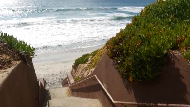 Trappen, toegang tot het strand in Californië USA. Kusttrap, stille oceaan. Zonnige dag, lege trap. — Stockvideo