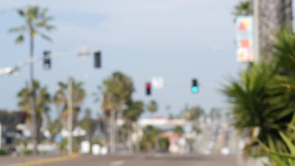Palmeras en la carretera 101, costa pacífica, Oceanside, California, EE.UU. Intersección de carreteras de los suburbios. — Vídeos de Stock