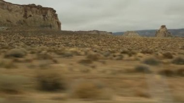 Büyük Kanyon 'a yolculuk, Arizona USA, Utah' tan arabayla. 89 numaralı karayolu. Amerika 'da otostop çekmek, yerel yolculuk, Hindistan topraklarının vahşi batı sakin atmosferi. Araba penceresinden Colorado platosuna