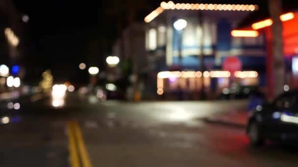 Rue du soir déconcentrée. Lumières de la ville, voitures la nuit pluvieuse. Route en mise au point douce. Crépuscule aux États-Unis. — Video