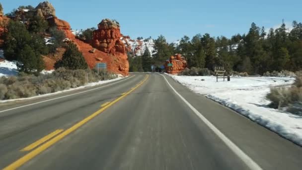 Viaje por carretera desde Zion a Bryce Canyon, conduciendo auto en Utah. Autoestop viajando por América, Ruta 89 al Bosque Dixie. Viaje local de invierno, ambiente tranquilo y montañas de nieve. Vista desde el coche — Vídeos de Stock