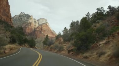 Yolculuk, Zion Canyon, Utah, ABD 'de araba kullanmak. Amerika 'da otostop çekmek, sonbahar seyahati. Kızıl uzaylı sarp kayalıkları, yağmur ve çıplak ağaçlar. Sisli hava ve sakin düşüş atmosferi. Arabadan görüntüle
