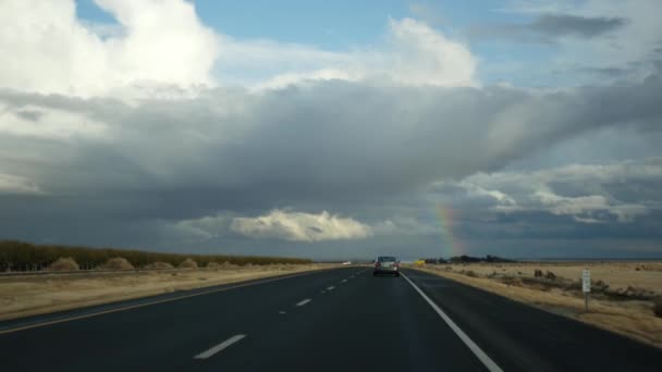 Condução de automóveis, viagem de carro na Califórnia, EUA, vista de carro. Carona viajando nos Estados Unidos. Estrada, montanhas e céu nebuloso dramático antes da tempestade. Estrada cênica americana. Passageiro POV — Vídeo de Stock