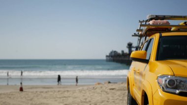 Sarı cankurtaran arabası, Ocean Beach California USA. Kurtarma kamyonu, cankurtaran aracı..