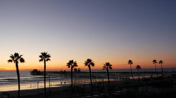 Palmy a soumračná obloha v Kalifornii USA. Tropický oceán pláž západ slunce atmosféru. Los Angeles vibes. — Stock fotografie