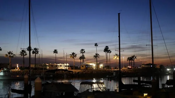 Iates veleiros no porto da marina. Veleiro mastros de barco no crepúsculo. Crepúsculo no porto, Califórnia EUA. — Fotografia de Stock