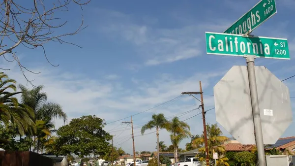 Häuser in einer Vorortstraße in Kalifornien, USA. Generische Gebäude, Wohnviertel in der Nähe von Los Angeles. — Stockfoto