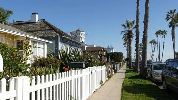 Domy na przedmieściach, Kalifornia, USA. Budynki ogólne, dzielnica mieszkalna w pobliżu Los Angeles. — Zdjęcie stockowe