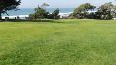 Del Mar, Kaliforniya 'daki Seagrove Parkı. Deniz kenarındaki çimenler. Yukarıdan yeşil çimenler ve okyanus manzarası.