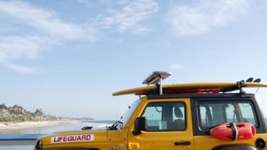 Sarı cankurtaran arabası, Ocean Beach California USA. Kurtarma kamyonu, cankurtaran aracı..
