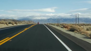Ölüm Vadisi 'ne yolculuk, California, ABD' de araba kullanmak. Amerika 'da otostop çekmek. Otoyol, dağlar ve kuru çöl, kurak iklim yabanı. Arabadan yolcu arabası. Nevada 'ya yolculuk