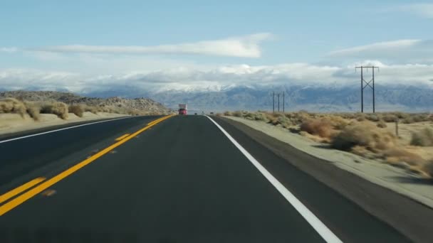 Autókirándulás Death Valley-be, autókázás Kaliforniában, USA. Stoppolok, Amerikába utazom. Autópálya, hegyek és száraz sivatag, száraz éghajlati vadon. Személyszállító POV a kocsiból. Utazás Nevadába — Stock videók