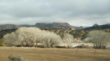 Amerika 'da Zion' dan Bryce Kanyonu 'na, Utah' ta araba sürerken. Otostop çekerek Amerika 'ya, 89. Otoyol' dan Dixie Ormanı 'na. Kış yerel yolculuğu, sakin atmosfer ve kar dağları. Arabadan görüntüle