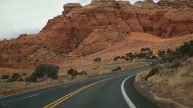 Büyük Kanyon 'a yolculuk, Arizona USA, Utah' tan arabayla. 89 numaralı karayolu. Amerika 'da otostop çekmek, yerel yolculuk, Hindistan topraklarının vahşi batı sakin atmosferi. Otoyol, arabanın ön camına bakıyor.