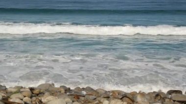 Okyanus dalgaları ve kayalar, Monterey, Kuzey Kaliforniya, ABD. Big Sur 'a 17 mil mesafede, Pasifik Sahil Otobanı' ndaki sahil golf turistik tesisi. Çakıl Sahili 'nin su ve deniz esintisi. Yolculuk