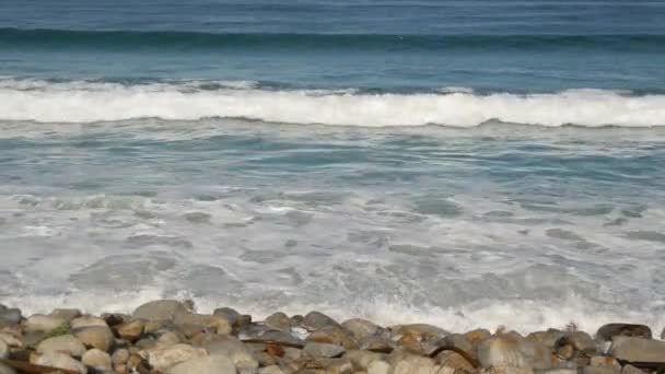 Óceánhullámok és sziklák, Monterey, Észak-Kalifornia, USA. 17 mérföldes autóút Big Sur közelében, tengerparti golfpálya a Pacific Coast Highway-en. Fröcskölő víz és tengeri szellő Kavicsos strand. Kirándulás — Stock videók