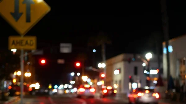 Calle desenfocada por la noche. Luces de la ciudad, coches en la noche lluviosa. Camino en enfoque suave. Crepúsculo en Estados Unidos. —  Fotos de Stock