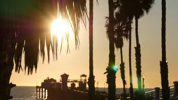 Lidé chodící po dřevěném molu, Kalifornie USA. Oceanside nábřeží turistické prázdniny resort. — Stock fotografie