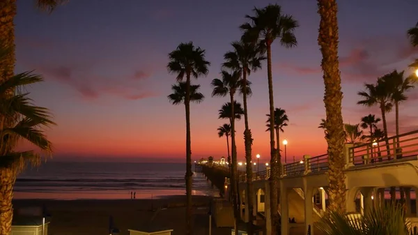 Palmer och skymning himmel i Kalifornien USA. Tropisk havsstrand solnedgång atmosfär. Vibbar från Los Angeles. — Stockfoto