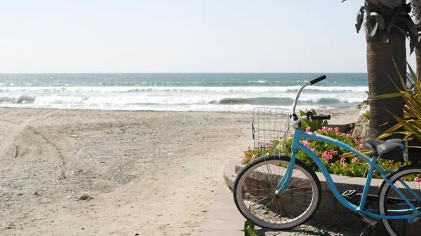 Rowerowy rower krążowniczy przy plaży ocean Wybrzeże Kalifornii USA. Letni niebieski cykl, fala piasku i wody — Zdjęcie stockowe