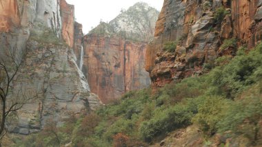 Yolculuk, Zion Canyon, Utah, ABD 'de araba kullanmak. Amerika 'da otostop çekmek, sonbahar seyahati. Kızıl uzaylı sarp kayalıkları, yağmur ve şelale. Sisli hava ve sakin düşüş atmosferi. Arabadan görüntüle