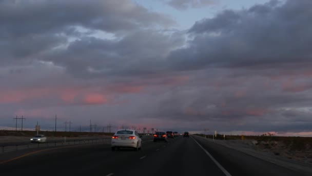 Поездка на машине из Долины Смерти в Лас-Вегас, штат Невада, США. Автостопом, путешествующим по Америке. Дорожное путешествие, драматическая атмосфера, гора заката и пустыня Мохаве. Вид из машины — стоковое видео