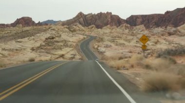 Araba gezisi, Ateş Vadisi, Las Vegas, Nevada, ABD. Amerika 'da otostop çekmek, otoban yolculuğu. Kızıl uzaylı kaya oluşumu, Mojave çölü vahşi doğası Mars 'a benziyor. Arabadan görüntüle