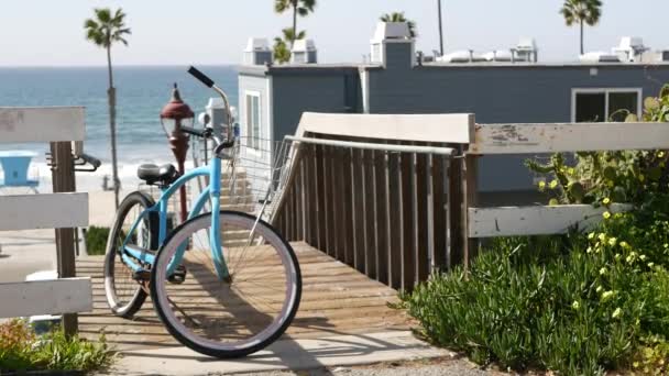 Fiets cruiser fiets bij oceaan strand, Californië kust Verenigde Staten. Zomer cyclus, trappen en palmbomen. — Stockvideo