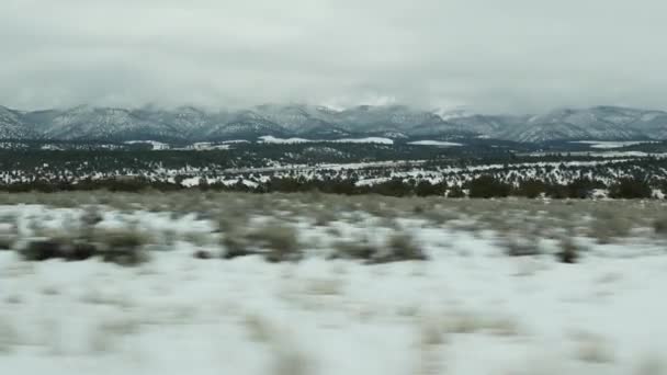 シオンからブライスキャニオンへの米国でのロードトリップ、ユタ州で自動車を運転。アメリカでのヒッチハイキング、ディキシー・フォレストへのルート89 。冬の地元の旅、穏やかな雰囲気と雪の山。車からの眺め — ストック動画