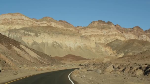 去死亡谷的路上旅行,艺术家帕莱特开车,加利福尼亚,美国.搭便车在美国旅行。公路,五彩斑斓的光山,干旱的气候荒野.从车里看到的内华达州之行 — 图库视频影像