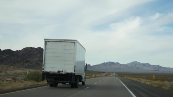 Conducción automática, ruta a Las Vegas, Nevada, EE.UU. Viaje por carretera desde el Gran Cañón, Arizona. Autoestop que viaja en América, tierras indias del oeste salvaje, desierto y viaje de las montañas. Wilderness a través de la ventana del coche — Vídeo de stock