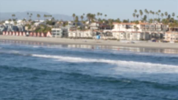 Pacific oceaankust vanaf de pier. Zeegolf. Vakantie aan het strand. Californië Verenigde Staten. Palmboom en huisjes — Stockvideo