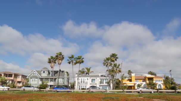 Casas suburbanas en la calle. Edificios arquitectura exterior. Inmobiliaria residencial, California EE.UU.. — Vídeos de Stock