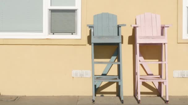 Sillas salvavidas en California USA. Salvavidas asiento alto por la playa del mar océano. Los Ángeles verano. — Vídeo de stock