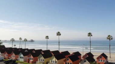 Oceanside California USA 'deki kulübeler. Deniz kenarındaki bungalovlar. Okyanus sahili palmiyeleri. Yaz deniz manzarası.