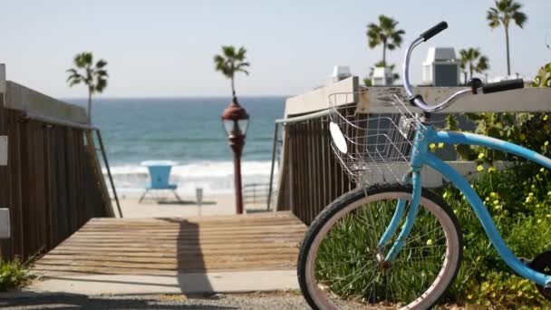 Okyanus kıyısında bisiklet kruvazörü bisikleti, Kaliforniya kıyısı ABD. Yaz döngüsü, merdivenler ve palmiye ağaçları. — Stok video