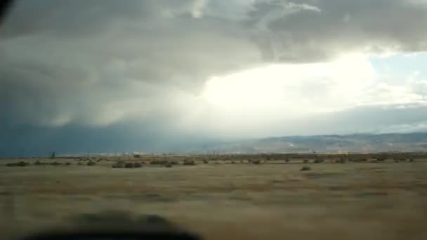 自動車の運転,カリフォルニア州のロードトリップ,米国,車からの眺め.米国でのヒッチハイキング旅行。雨の嵐の前に高速道路、山や曇り劇的な空。アメリカ風光明媚なバイパス。旅客POV — ストック動画